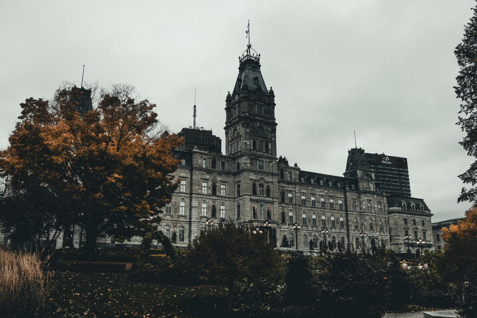 Le Parlement du Québec entouré d’arbres aux couleurs d’automne