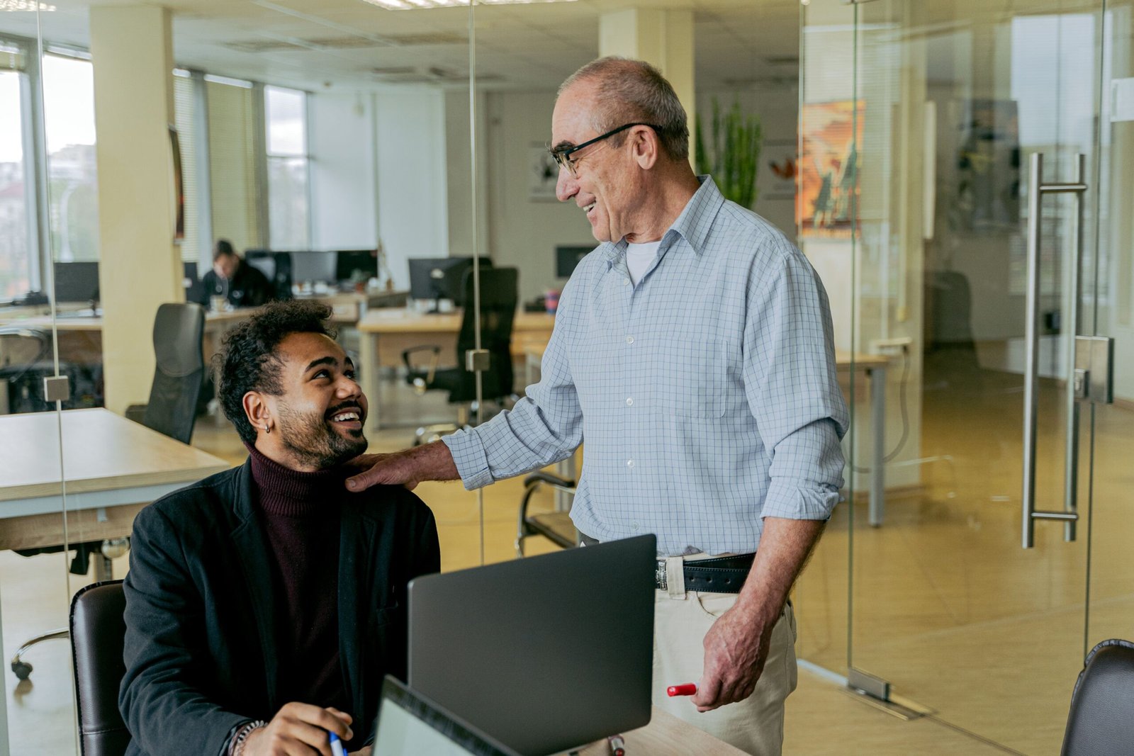 Deux professionnels échangent dans un bureau