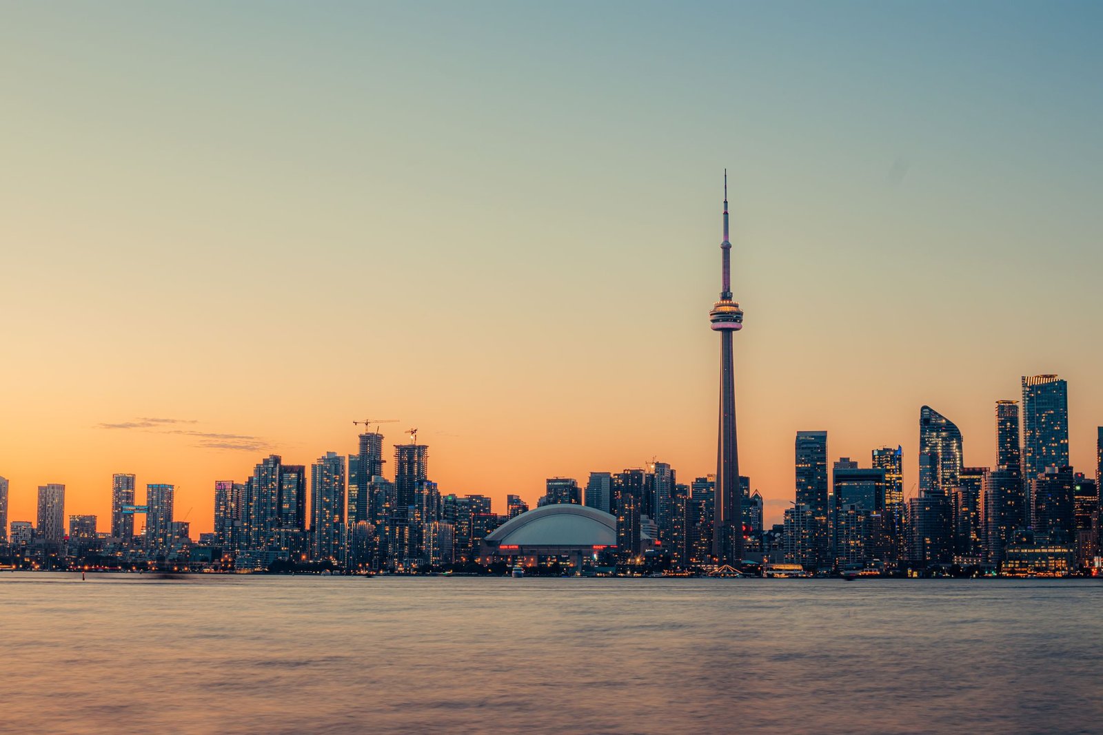 La tour CN et le front de mer de Toronto au coucher du soleil